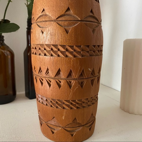 Vintage wood carved tall vase - Picture 3 of 6